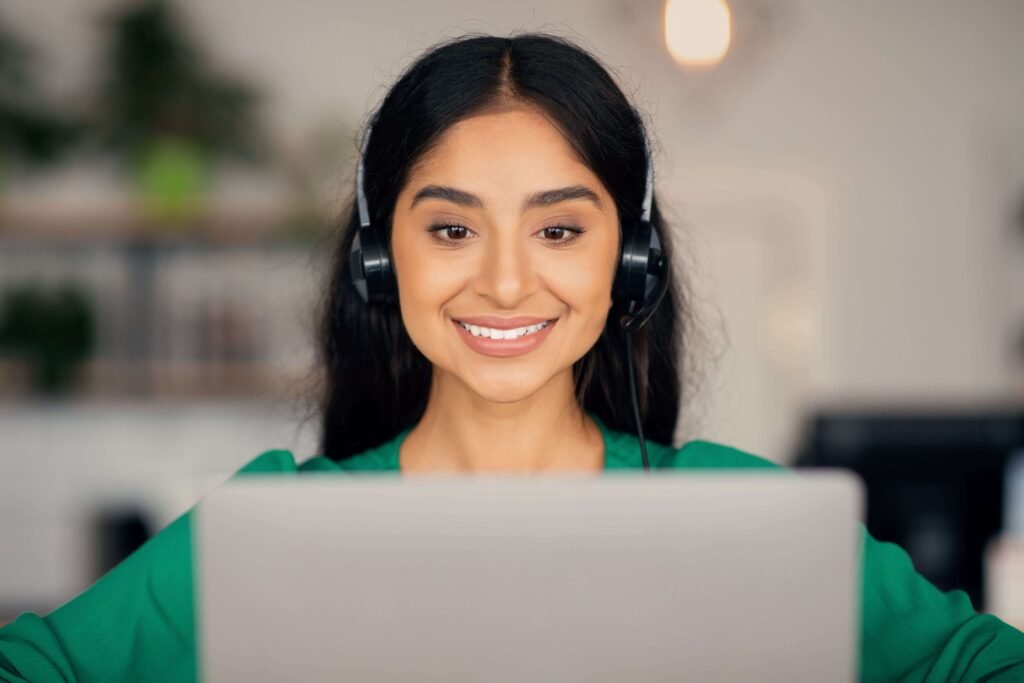 Chica feliz estudiando cursos online